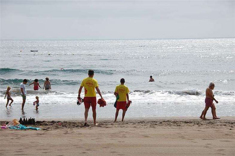 Socorristas en la playa de Salinetas (Foto TA)